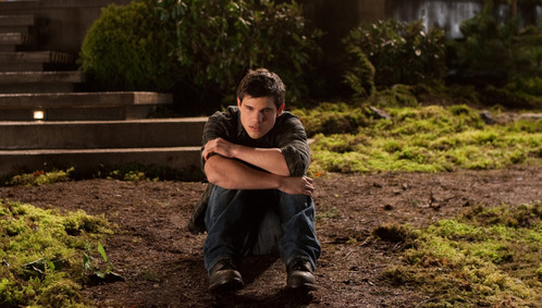  Taylor Lautner about to cry in this scene from BD part 1.Awwwww,poor Jacob:(