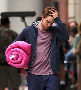  my baby in a scene from Remember Me carrying a गुलाबी sleeping bag<3