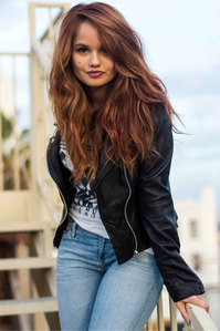  Debby Ryan, she's just so pretty, i 爱情 her 表演 ever sense" sweet life on deck", and i believe she will go very far