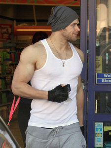  Twilight hottie Kellan Lutz and his muscly arms<3