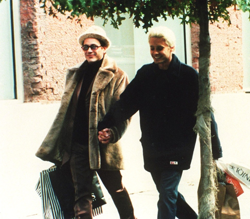  Jar and RDJ holding hands and shopping