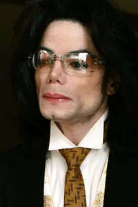  I agree, the mature Michael was very handsome. He looked very distinguished when he was wearing glasses and a suit.