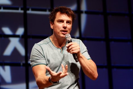  No it isnt weird :) Crush on anyone toi want.. I wouldn't call it a crush but i fancy a guy who is 46 and im 18. Hes my idol and inspiration :) I l’amour John Barrowman!