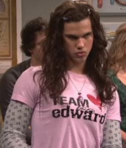 Twilight star,Taylor Lautner in a pink Team Edward shirt,from his SNL hosting gig<3