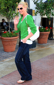  Katherine Heigl wearing green :) I've loved her since I saw her in "My Father the Hero"(1994)
