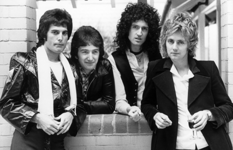  퀸 with Adam isn't the Queen. I like just Freddie's voice in 퀸 songs (ohh, and Roger, Brian and John). So I don't like this... Adam isn't a bad singer, but he shouldn't sing with the Queen, because he is not Freddie.