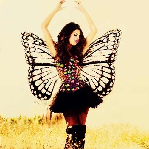  <i> I really 愛 this pic coz SELENA is really looking like a sweet,innocent,pretty BUTTERFLY. </i> Do u like it ?