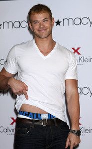  Twilight hottie Kellan Lutz in a white t-shirt and Показ a peek-a-boo of his Calvins<3