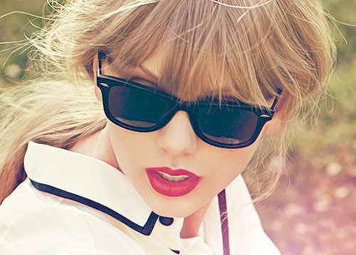  Taylor wearing sunglasses