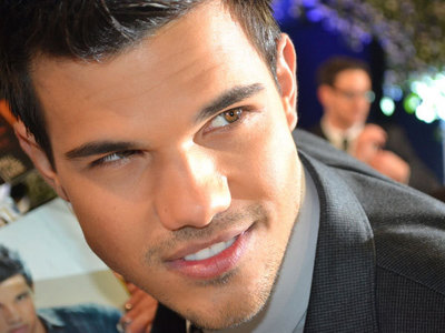 Twilight star Taylor Lautner and his beautiful brown eyes<3