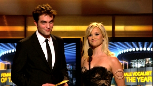  Robert and his WFE co-star Reese Witherspoon both presenting an award<3