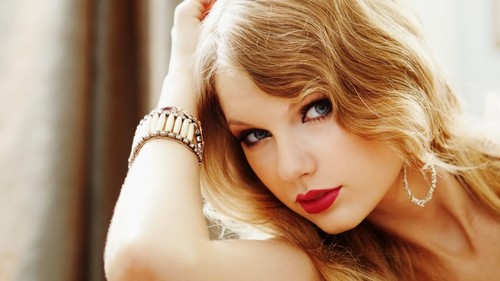 stunning Taylor.
yes because her music is so catchy!  she really writes her music from her heart, and shes not afraid to put her real life situations into her music.  shes a sweet, and amazing person.  she loves her Swifties, and always works hard.
middle name is Alison.:}