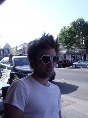  I have 心 shaped sunglasses too,just like my handsome Robert<3
