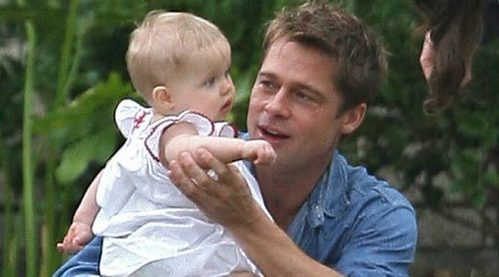  Brad Pitt with 1 of his daughters,Shiloh(who is about 6 au 7 years old now)....awwww<3