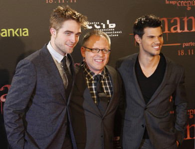  Robert and Taylor with their BD director,Bill Condon<3
