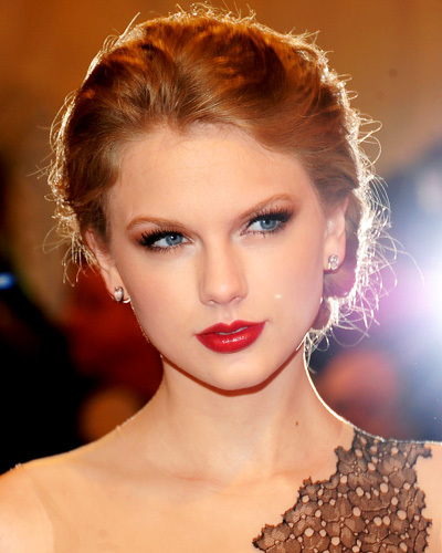 here you go:)

answer: A)Andrea

http://aestheticscollege.ca/blog/10-celebs-rock-red-lip/

http://taylorswift.com/users/amaraswiftie13/blogs/3101071
