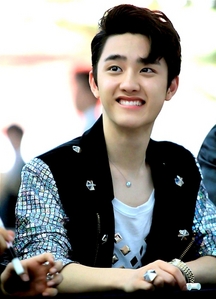 D.O ◕‿◕
He has big eyes, he reminds me of Anime characters...
Also he is calling narrow shoulders and his smile is very cute. (khkhkh, it’s so funny)
He is cooking for EXO members but It doesn’t fit his cute face...