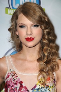  Taylor snel, swift looks meer prettier when she is wearing Lipstick because she has a fair white flawless skin that could fit on her elegant lipsticks.
