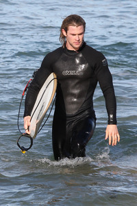  Hemsworth the hottie in a black wetsuit<3