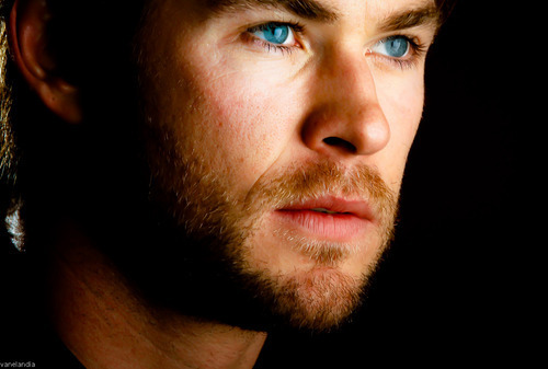  Look at those deep blue eyes...I'm having a Hemsworgasm<3