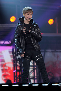  I think this outfit on JB is very cool<3
