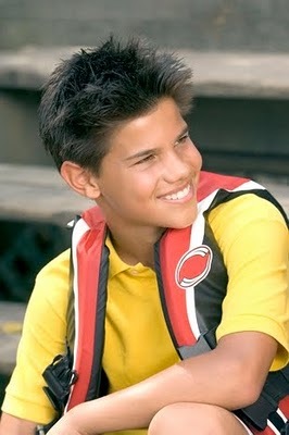  Taylor Lautner is so adorable in this pic<3