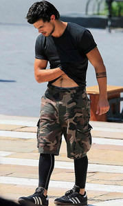 Taylor Lautner lifting his 셔츠 up<3