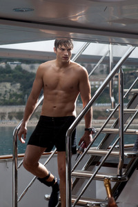  Ashton Kutcher looking hot in shorts!