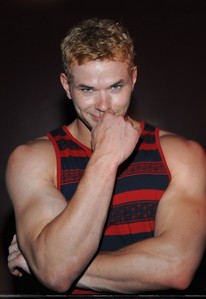 Kellan showing his buff and sexy arms<3
