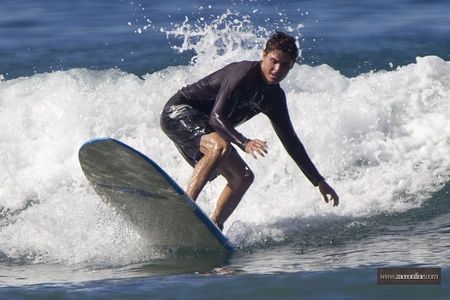  Zac surfing <3