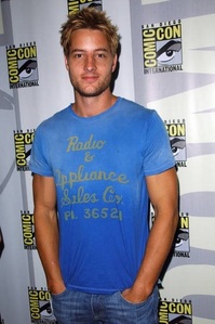  Justin Hartley wearing my favoriete color...blue :) Although I prefer a lighter shade :P