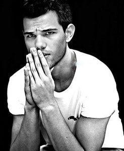  Taylor Lautner with his hands together<3