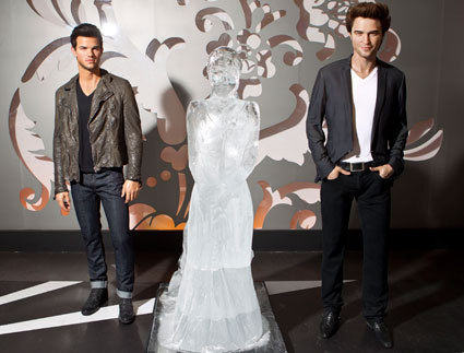  Robert and Taylor's wax statues with a Bella 백조 ice statue<3