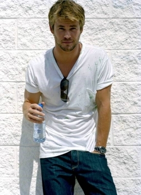  Chris Hemsworth in a white shirt<3