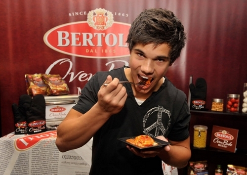  Taylor Lautner with a fork<3