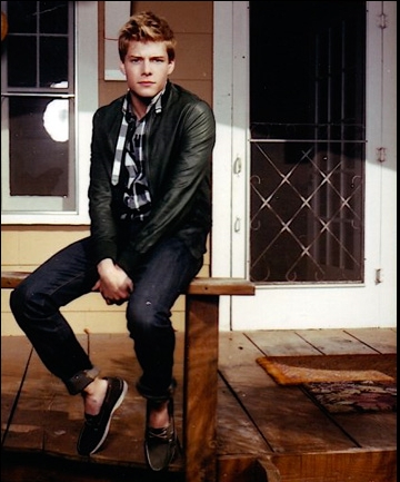  Hunter Parrish wearing a giacca