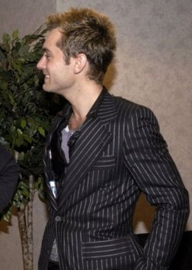  Jude Law wearing a garis halus, pinstripe suit <3