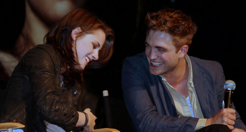  I amor seeing these 2 smile<3