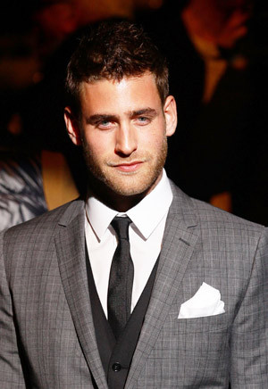  Oliver Jackson Cohen wearing a gray जैकेट <3