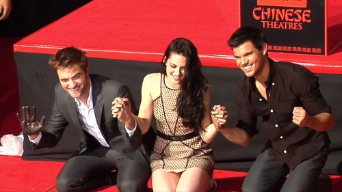  Robert,Kristen and Taylor by the Hollywood Chinese theater as they cement their hands and feet in cement<3