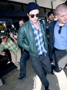  I really hate the f***ing paparazzi!!!!!!!! I wish they'd leave my handsome baby alone<3