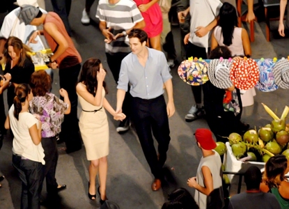  Robert and Kristen walking through a crowd of people in Rio,as they film a scene from BD part 1<3