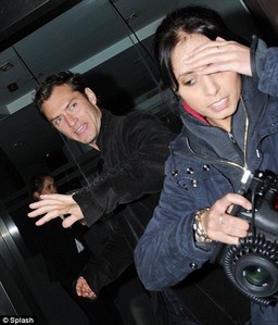  Jude Law trying to get away from photographers