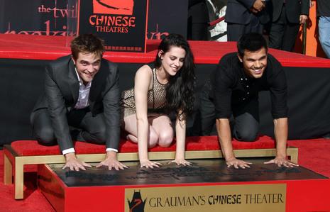  Robert,Kristen and Taylor cementing their hands right outside of the famous Grauman's Chinese Theater<3