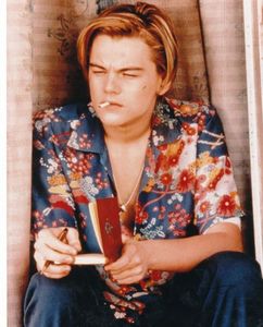  Leonardo DiCaprio in a bulaklak print shirt<3