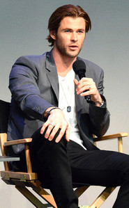  Chris Hemsworth wearing a necklace<3