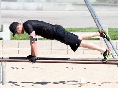  Kellan working out on the beach.Look at that body<3