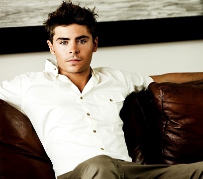  Zac looking gorgeous sitting on a sofá <3