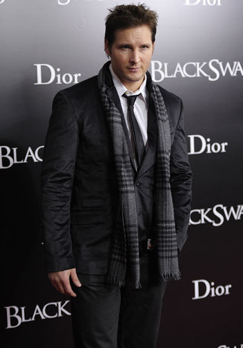  Peter Facinelli wearing a scarf<3