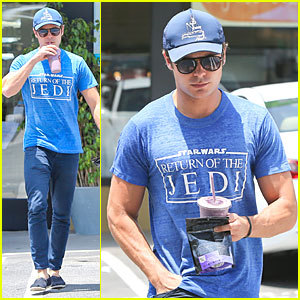  keeping up the звезда Wars theme,here is Zac Efron wearing a Return of the Jedi t-shirt.May the force be with you,Zac Efron(haha)<3